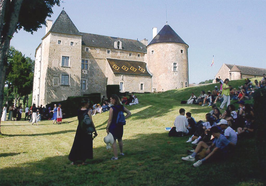 Collégiens de Sennecey-le-Grand devant le châteu de Ruffey