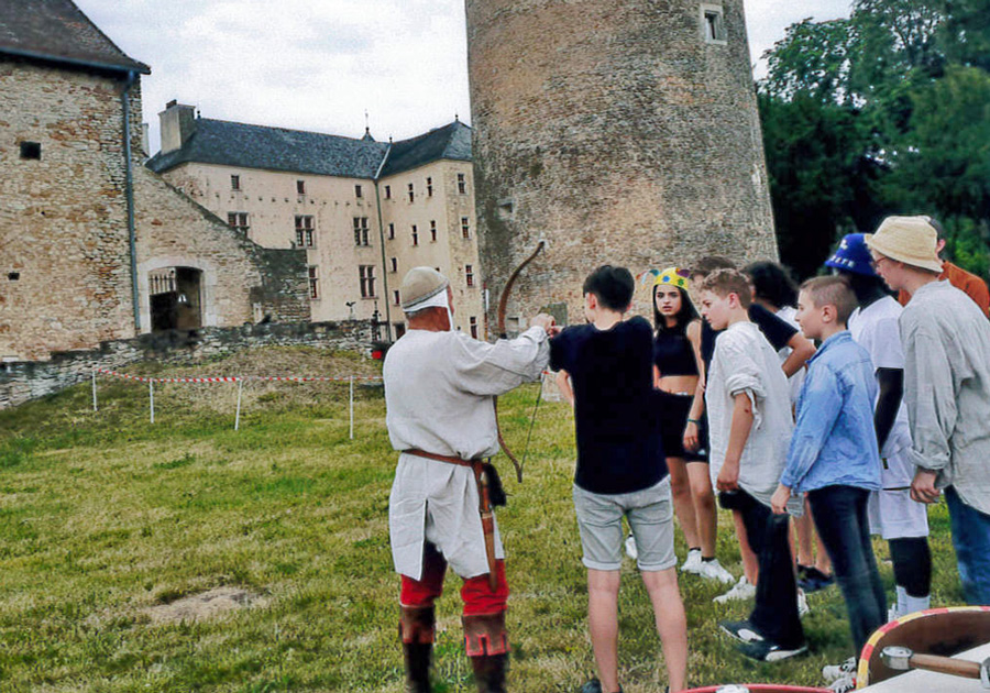 Collégiens tirant à l'arc lors de la fête médiévale des collégiens
