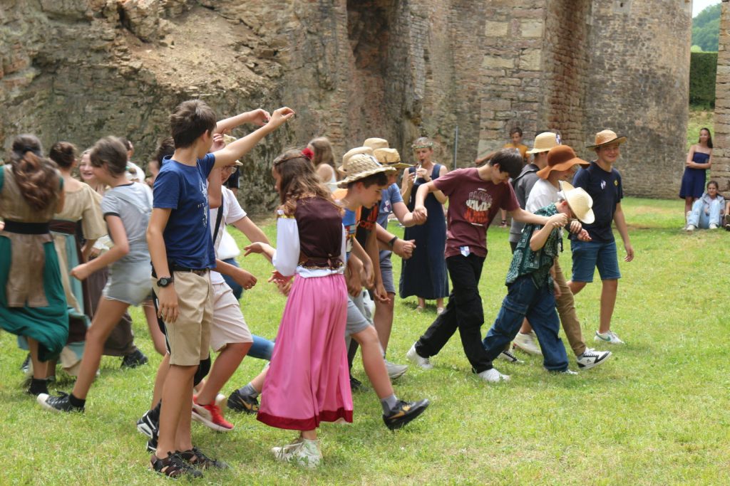 Jeunes gens qui danses comme au Moyen-Age
